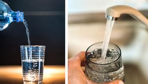 Links wird Wasser aus einer blauen Plastikflasche in ein klares Glas gegossen, rechts fließt ...