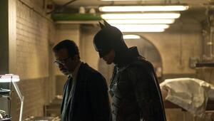 Robert Pattinson (r.) im ersten Teil von "The Batman" (2022).