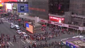 New York: Frau sticht am Times Square auf Passanten ein