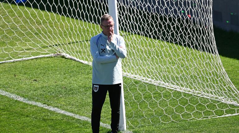 Rangnick inspiziert ein Grün, das ihm gar nicht gefällt.