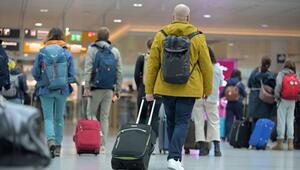 Reisegäste gehen zum Check-in am Flughafen.