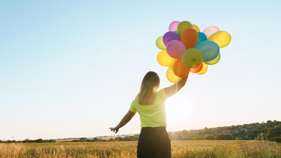 Frau mit Luftballons