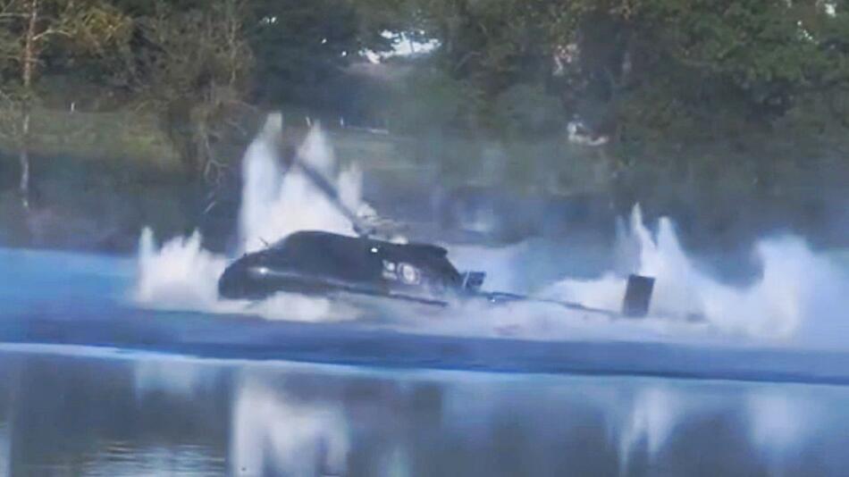 Löschhubschrauber stürzt bei Wasseraufnahme in den See.
