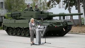 Verteidigungsministeirn Tanner bei Übergabe der modernisierten Panzer