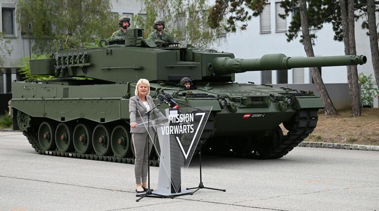 Verteidigungsministeirn Tanner bei Übergabe der modernisierten Panzer