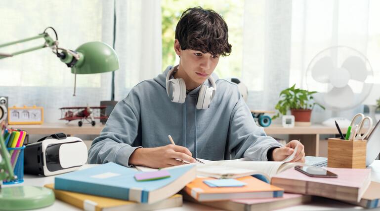 Teenager lernt 