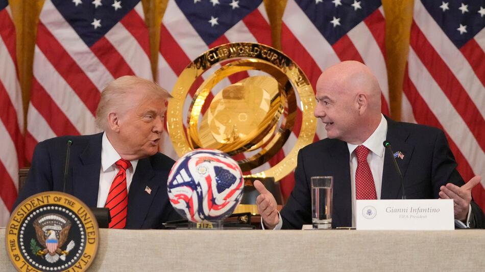 Donald Trump (l.) und Gianni Infantino (r.)