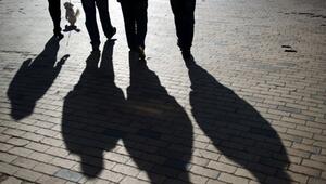 Schattenumrisse einer Gruppe auf Kopfsteinpflaster
