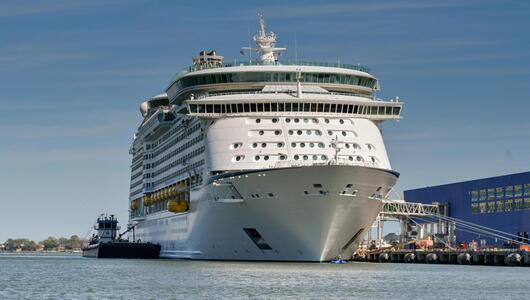 Kreuzfahrtschiff in einem Dock