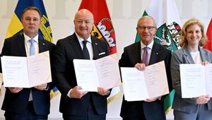 Bund-, Länder- und Gemeindevertreter beim Partnerschaftsstart