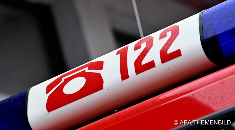 "Bootsgaragen" aus Holz standen in Flammen