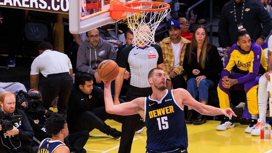 Nikola Jokić wirft den Ball über drei Viertel des Courts in den gegnerischen Korb.