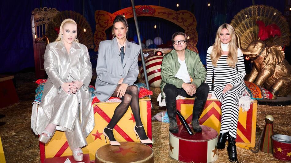 Hailey Hasselhoff, Alessandra Ambrosio, Kristian Schuller in der "GNTM"-Manege (v.l.):