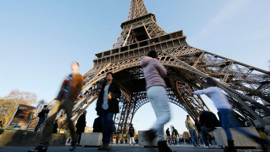 Touristen besuchen das Gebiet rund um den Eiffelturm in Paris
