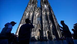 Touristen fotografieren den Kölner Dom