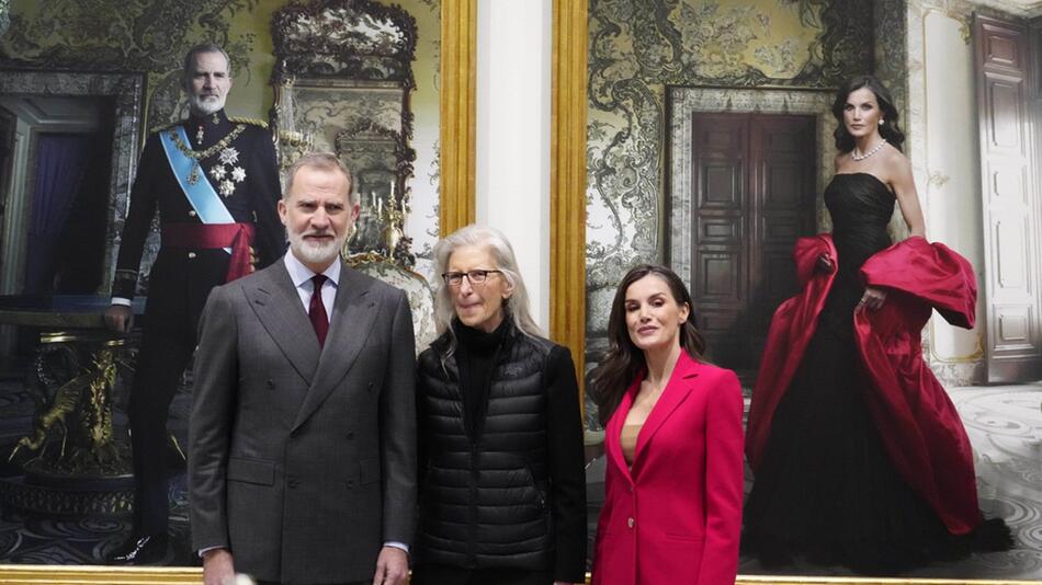 König Felipe und Königin Letizia nahmen Fotografin Annie Leibovitz im Hauptsitz der Bank von ...