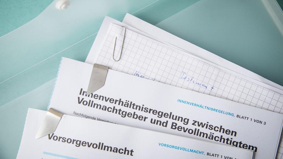 Dokumentenmappe mit Vorsorgeunterlagen