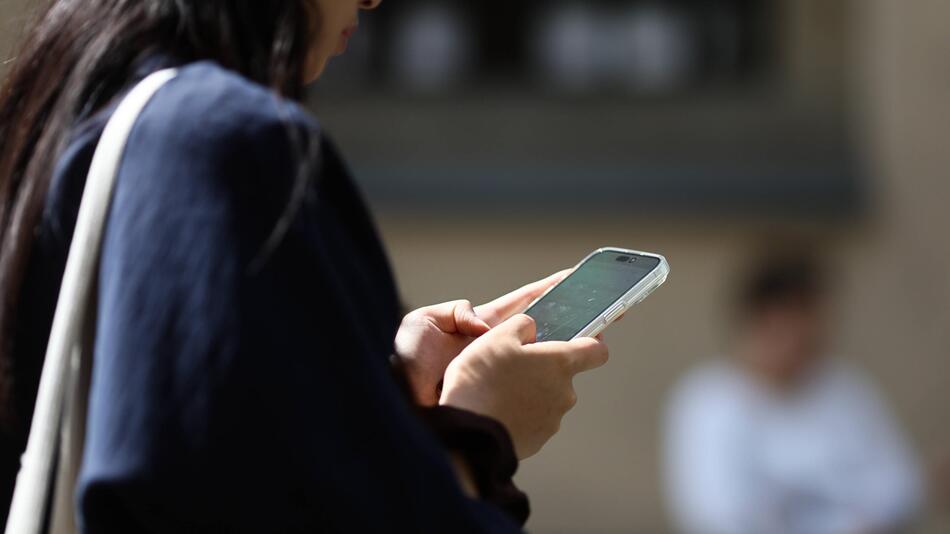 Person nutzt Smartphone