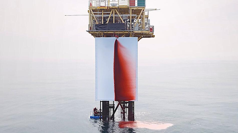 Riesige Wunde auf Gasplattform: Greenpeace installiert Kunstwerk „Butchered“