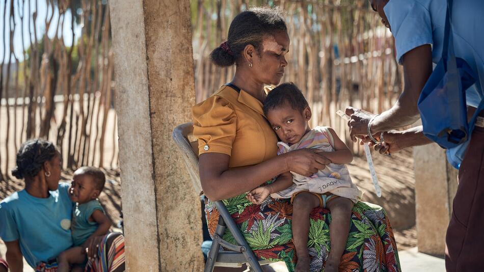 Mutter und Kind erhalten Unterstützung von UNICEF