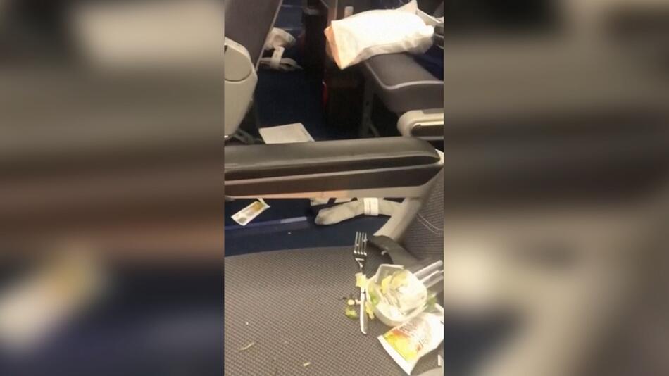 Bilder aus dem Inneren einer Lufthansa-Maschine nach Turbulenzen auf dem Weg nach Frankfurt