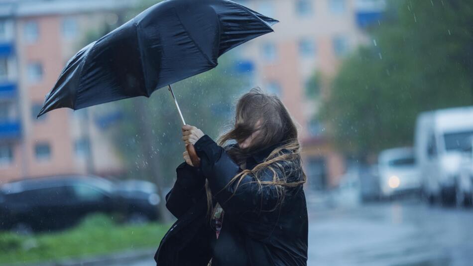 Frau mit Regenschirm