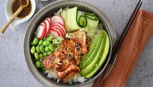 Bowl mit glasiertem Lachs und knackigem Gemüse
