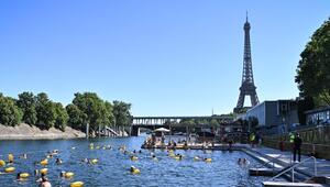 Mit Blick auf den Eifelturm in der Seine baden geht an drei Badestellen.