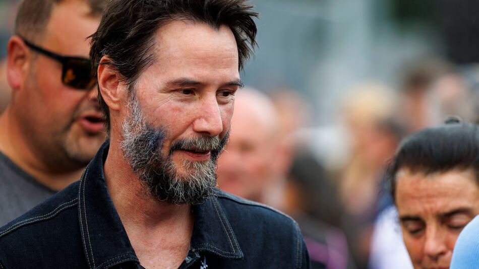 In Deutschland wohnte Keanu Reeves im Sommer einem Motorradrennen bei - dort allerdings nur als ...