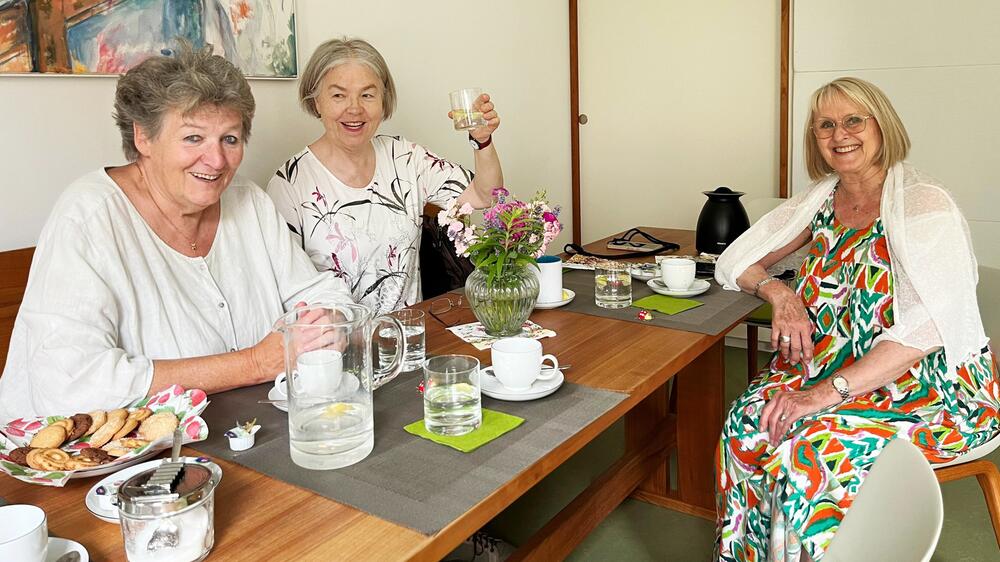 Seniorinnen Tisch Gemeinschaftsraum Wohngruppe