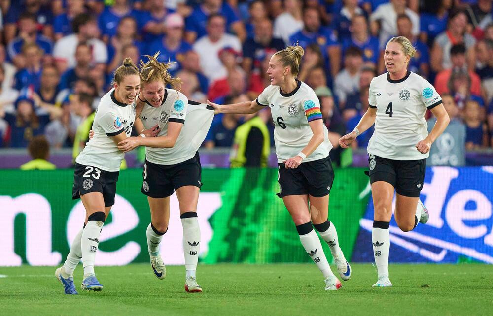 Die DFB-Spielerinnen Sophia Kleinherne, Sjoeke Nüsken, Janina Minge und Rebecca Knaak.