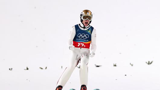 Jan Hörl jubelt nach einem tollen Sprung im neuen Super-Team-Bewerb.