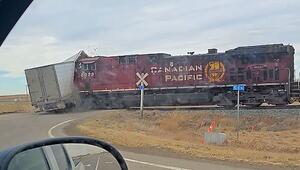 Keine Chance zum Bremsen: Zug rammt Lkw auf Bahnübergang in Kanada