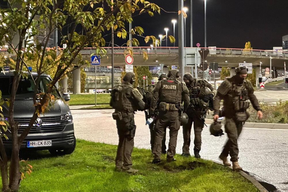 Polizisten am Hamburger Flughafen