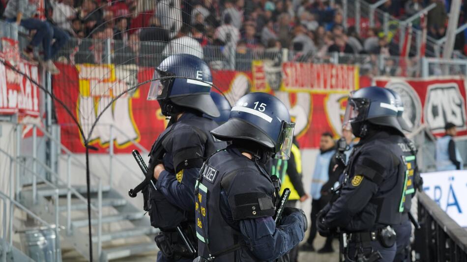 Polizisten im Fußballstadion