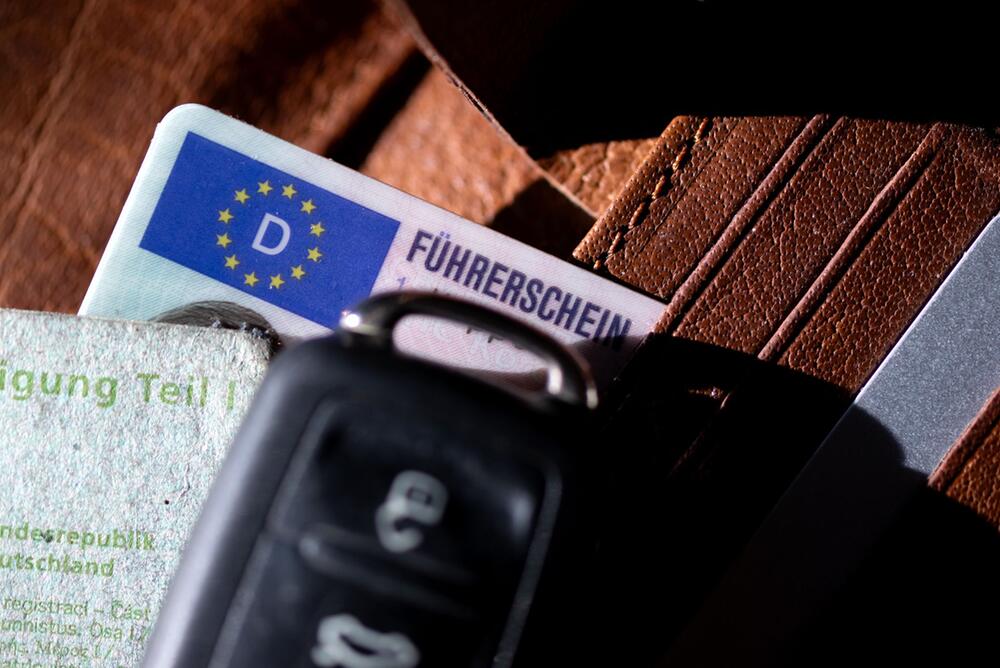 Ein Führerschein in einem Portemonnaie