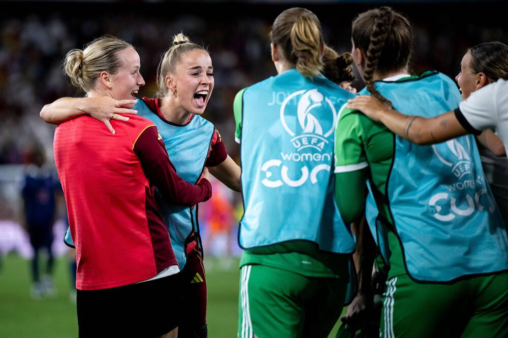 Franziska Kett (L) uns Giulia Gwinn feiern Deutschlands Sieg im Elfmeterschießen.