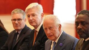 König Charles (r.) und sein langjähriger Privatsekretär Sir Clive Alderton bei einem Empfang im ...