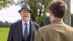 Werner und Adam stehen sich gegenüber.