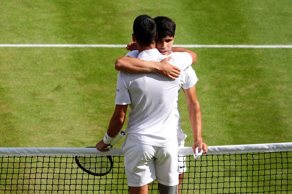 Fair gratuliert Verlierer Novak Djokovic nach dem Wimbledon-Finale 2024 Sieger Carlos Alcaraz