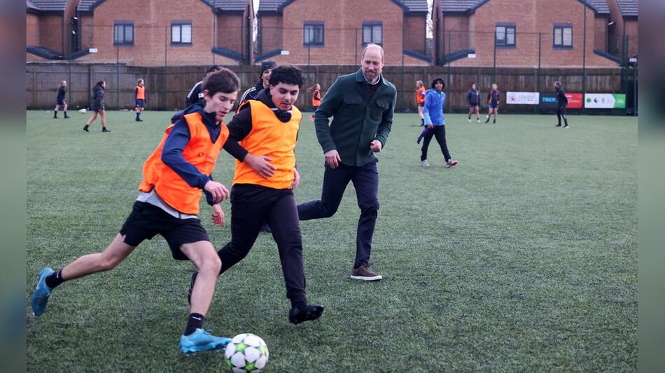 Prinz William spielt mit Teenagern Fußball.