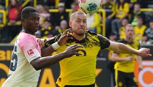 Leverkusens Christian Kofane im Zweikampf mit dem Dortmunder Waldemar Anton.