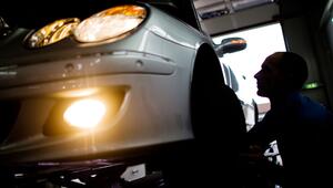 Mitarbeiter vom TÜV Nord überprüft Lichtanlage eines Autos