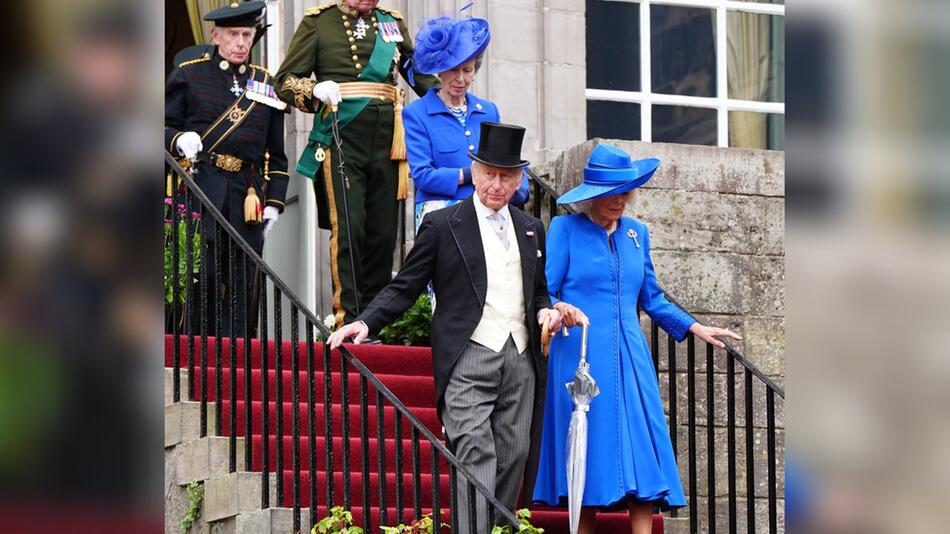 Neben Königin Camilla (r.) und Prinzessin Anne in Blau hat sich auch König Charles herausgeputzt ...