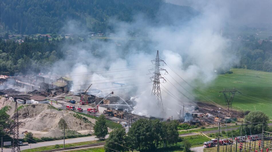 Der Großbrand zog eine massive Rauchentwicklung nach sich
