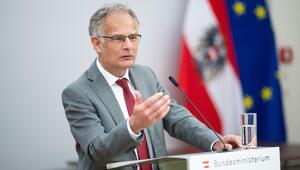 Marterbauer bei einer Pressekonferenz