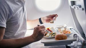 Airline-Mahlzeit während des Fluges serviert.