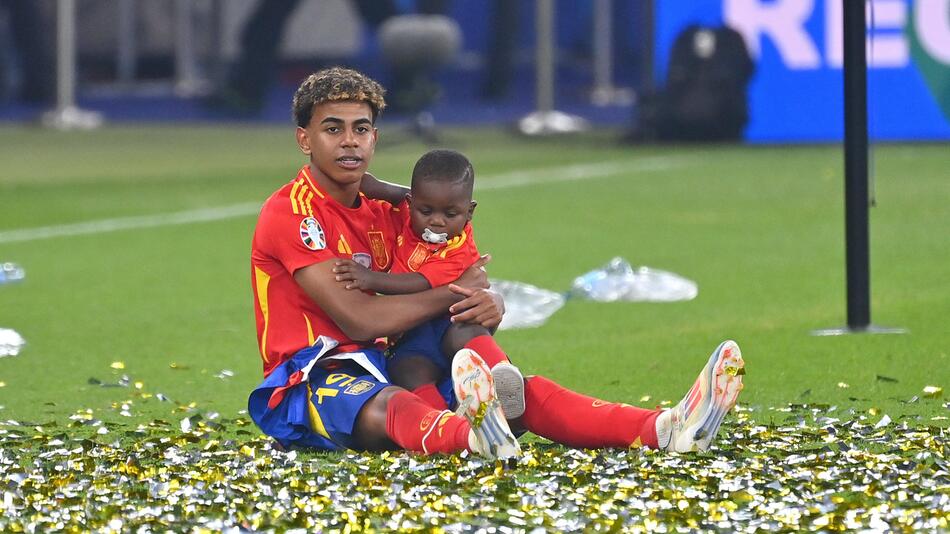 Lamine Yamal mit seinem kleinen Bruder.