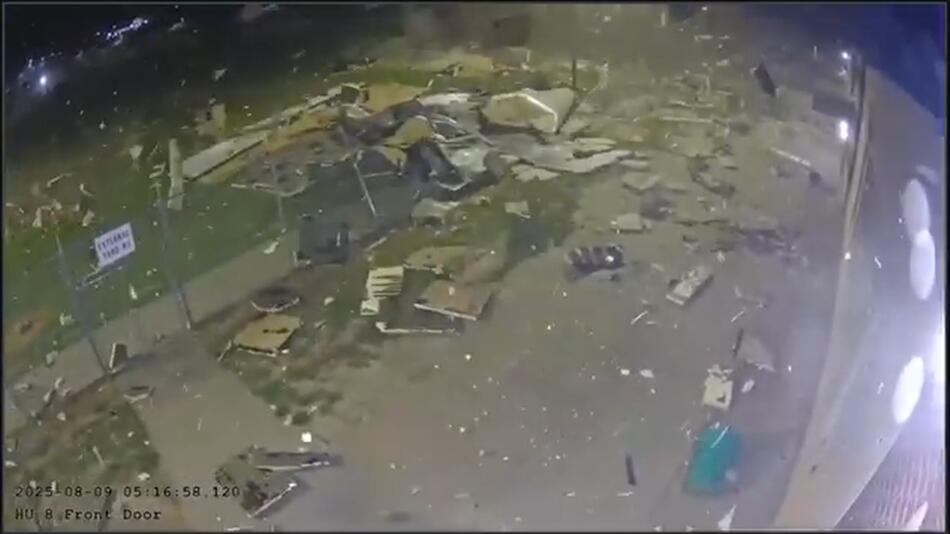 Sturm mit Orkanböen reißt Gefängnisdach in Nebraska weg