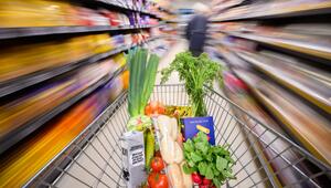 Einkaufswagen mit Lebensmitteln in einem Supermarkt